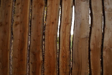 Struktur von unbearbeiteten Holzbrettern als Zaun