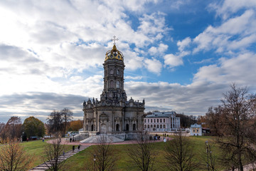 Obraz premium Panoramic beautiful view of the Dubrovitsy Estate. Znamenskaya church Podolsk Moscow region Russia. Golden autumn.