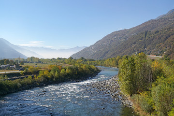 Fiume Adda nei pressi Sondrio, Valtellina, Italia