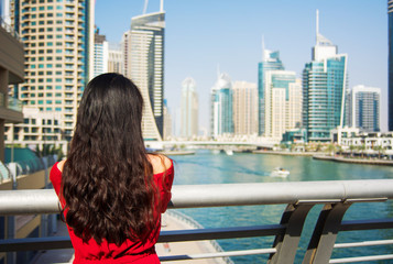 Plakat Girl enjoying a Dubai marina view