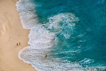 Selbstklebende Fototapete Luftbild Draufsicht der Luftdrohne auf die Meeresstrandlandschaft mit türkisfarbenem Wasser, starken Wellen und gelbem Sand. Insel Nusa Penida, Bali, Indonesien. Menschen gehen spazieren, schwimmen, haben Spaß. Reise-Natur-Hintergrund