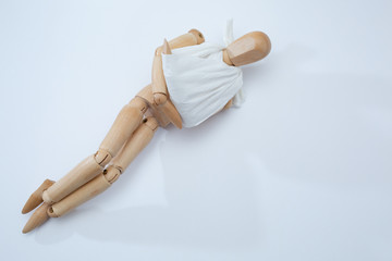 三角巾をした木の人形