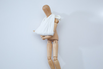 三角巾をした木の人形