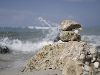 Steine am Strand Balance Liebe Lebe Lache