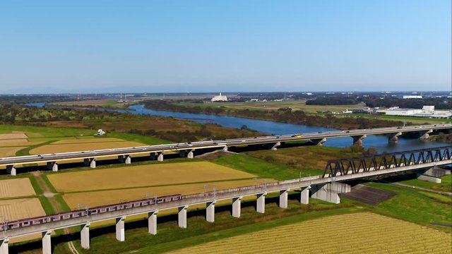 ようこそ茨城県へ。つくばエクスプレスから斜めに離れ、右にパンしながら、徐々に利根川と、筑波山が見えてくるバージョン