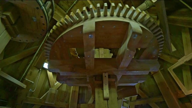 Drehende K&ouml;nigswelle und Abtriebszahnrad einer Windm&uuml;hle