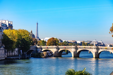 France, Paris, 5 octobre 2018: Vue du pont neuf, de la Seine, de la tour Eiffel et du dôme de...
