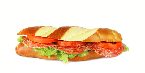 Laugenstange mit Salami, Tomaten und Salat