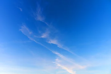 Crédence de cuisine en verre imprimé Ciel bright blue sky with white clouds