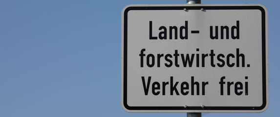 Stra&szlig;enschild mit Freitextfl&auml;che:
 "Landwirtschaftlicher Verkehr frei"