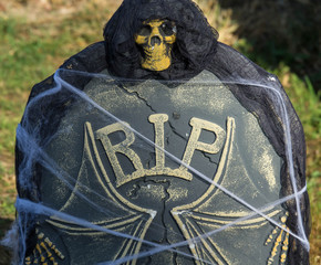 Halloween: Grabstein mit Totenkopf