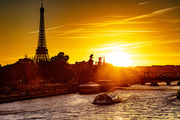 France, Paris, le 5 octobre 2018: coucher de soleil sur la tour Eiffel, la Seine et le pont Alexandre III 