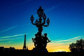 Fototapeta premium France, Paris, pont Alexandre III, 5 octobre 2018: Coucher de soleil sur la tour Eiffel, d'un lampadaire et de statues 