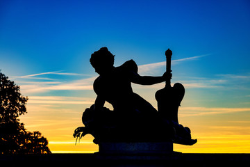 France, Paris, 5 octobre 2018: Coucher de soleil sur une sculpture du pont Alexandre III 