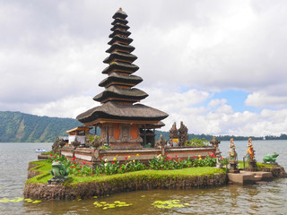 Fototapeta na wymiar indonésie bali temple Ulun Danu