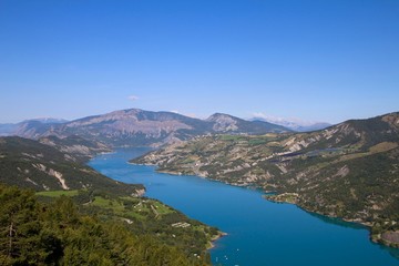 Fototapeta na wymiar Le lac de Serre-Ponçon