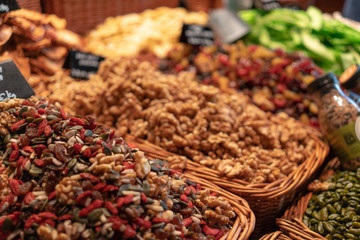Gewürze Kräuter Nüsse auf dem Markt