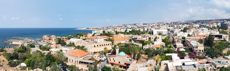 Gordijnen Byblos Libanon - Panoramisch uitzicht op de historische oude gebouwen langs de haven © deberarr