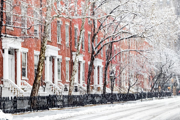 Trottoirs et bâtiments couverts de neige le long de Washington Square Park à Manhattan, New York City