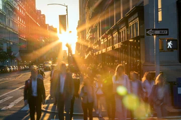 Poster Eine Menge verschwommener Menschen, die eine belebte Kreuzung auf der 5th Avenue in New York City überqueren, mit dem hellen Licht des Sonnenuntergangs im Hintergrund © deberarr