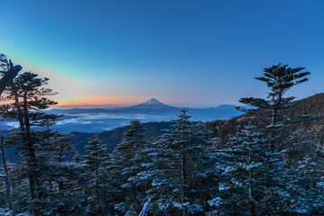 国師ヶ岳から夜明けの富士山