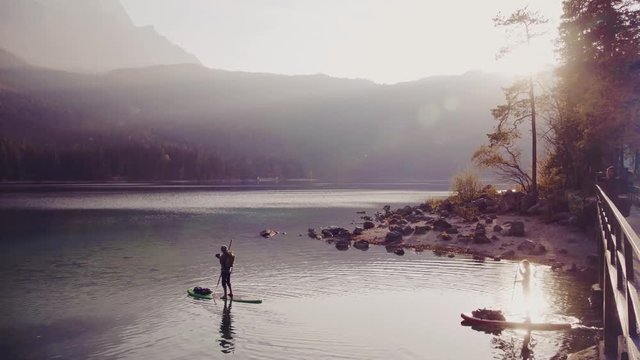 Zwei Stand-up Paddler auf dem Bergsee