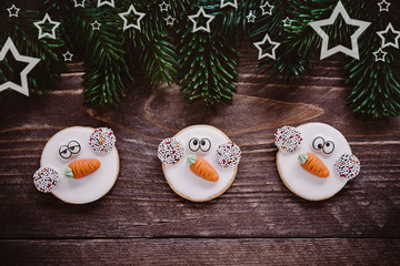 1 2 3 - bald ist weihnachten! Süße Weihnachtskekse in Schneemann-Form und lustigen Gesichtern