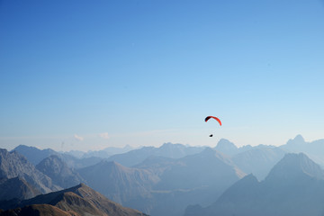Gleitschirmflieger in den Alpen 