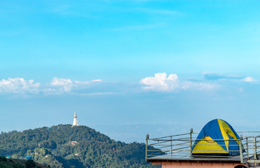 Obraz premium Tent and background sky and mountain views.