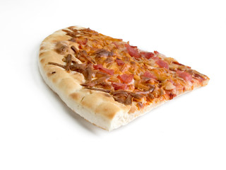 Trozo de pizza sobre un fondo blanco