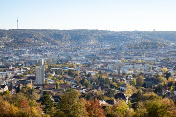 Herbstliches Panorama des Stuttgarter Talkessels vom Aussichtspunkt Bismarckturm