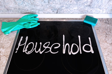 On the kitchen stove is written "household" cleaning agent.