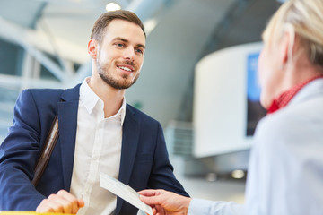 Business Mann als Passagier am Check-In