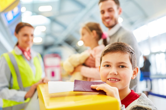 Junge freut sich auf den Urlaub und wartet am Check-In