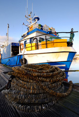 Kuter rybacki przycumowany w kołobrzeskim porcie.