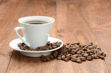 Café en una taza y café en grano