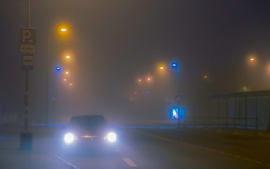 Fototapeta na wymiar Foggy evening in the city