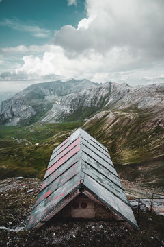 Dach eines Hause an der Grossglockner Hochalpenstrasse mit Blich auf den Grossglockner 