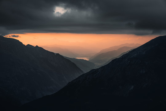 Sonnenuntergang im hintergrund der Zeller See an der Grossglockner Pass Strasse