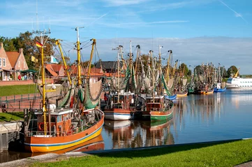 Foto op Plexiglas Kutterflotte im Hafen von Greetsiel bei blauem Himmel © Sauerlandpics