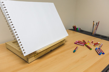 цветные карандаши на столе, лист бумаги для рисования