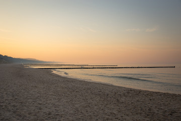 verlassener Ostsee Strand im Sonnenuntergang