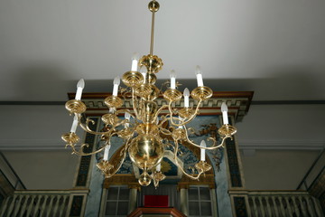 Lüster in einer Kirche