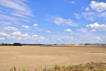 Traktor auf trockenem Feld