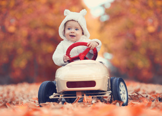 viel Freude im Spielzeugauto im Herbst