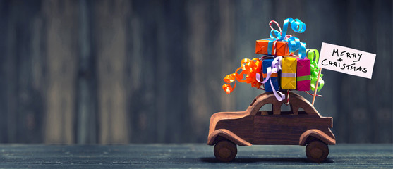 Weihnachtsgeschenke mit dem Auto transportieren