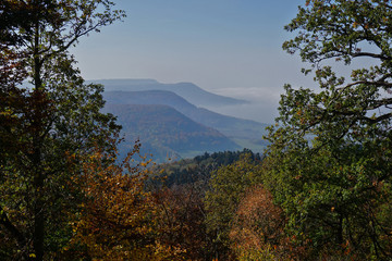 Herbstlandschaft auf der Schwaebischen Alb, Blick vom Roßberg zum Albtrauf