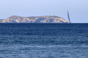 Fototapeta na wymiar Barca a vela nel vento in vista di terra