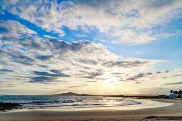Obraz premium Coucher de soleil sur la plage à Isabella aux Galapagos