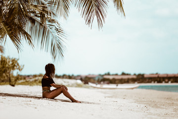 Femme Pasikudah plage tropicale palmier sable 